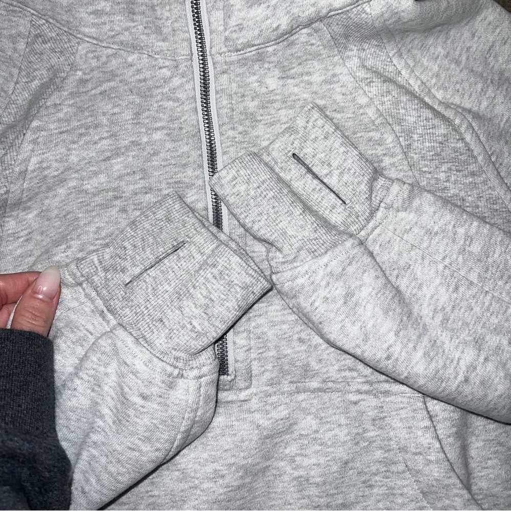 Lululemon Scuba Oversized 1/2 Zip Hoodie
Heathered Core Ultra Light Grey XS/S - Picture 7 of 8